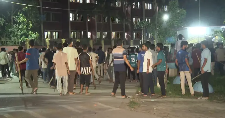 রাতে উপাচার্যের বাসভবনের সামনে অবস্থান নেন শিক্ষার্থীরা